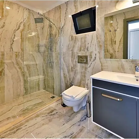 In Sleeps 10 Includes Swimming Pool Air Con And Wifi