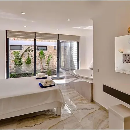 In Sleeps 10 Includes Swimming Pool Air Con And Wifi