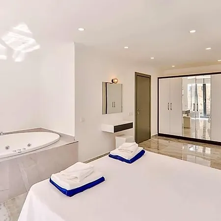 In Sleeps 10 Includes Swimming Pool Air Con And Wifi Villa *