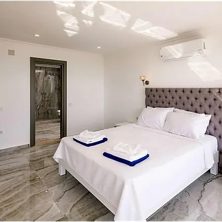 In Sleeps 10 Includes Swimming Pool Air Con And Wifi