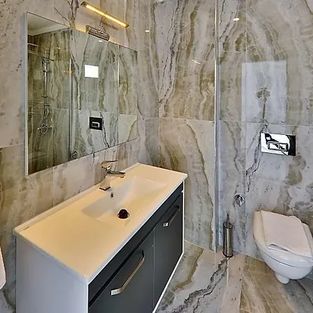 In Sleeps 10 Includes Swimming Pool Air Con And Wifi